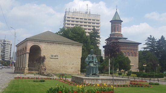 Statuia lui Dosoftei din Iași